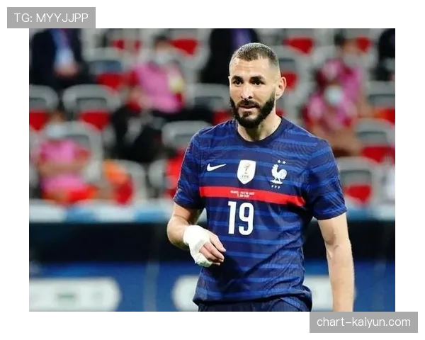 VAR改判争议时刻：杰拉德-马丁从红牌到黄牌的戏剧性转变